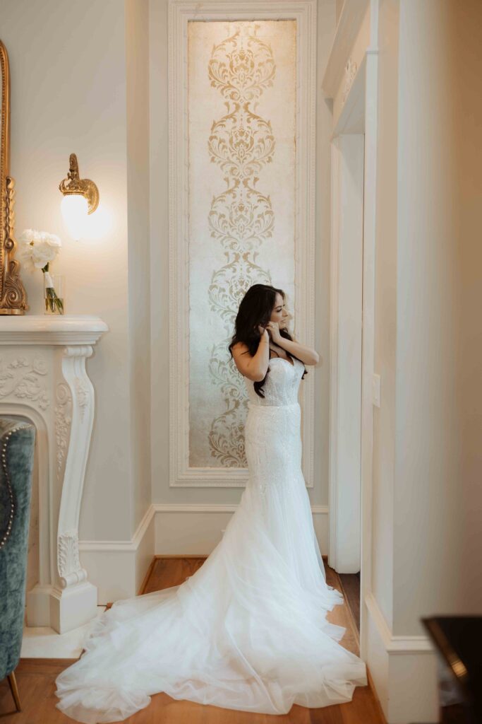 bride getting ready in manor houst at Sandlewood Manor houston wedding photographer